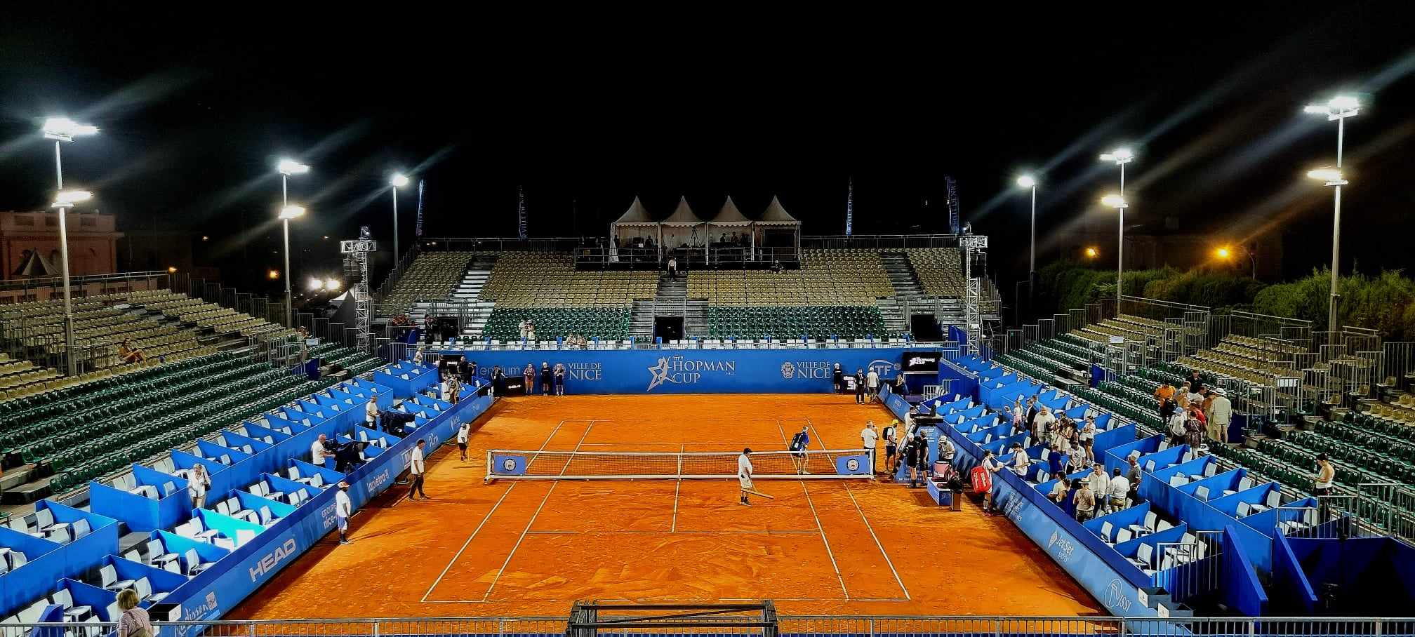 Court central de tennis éclairé pour la Hopman Cup